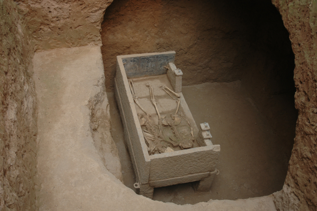 2007年河南安阳固岸墓地M57号东魏墓,夫妇合葬石棺床