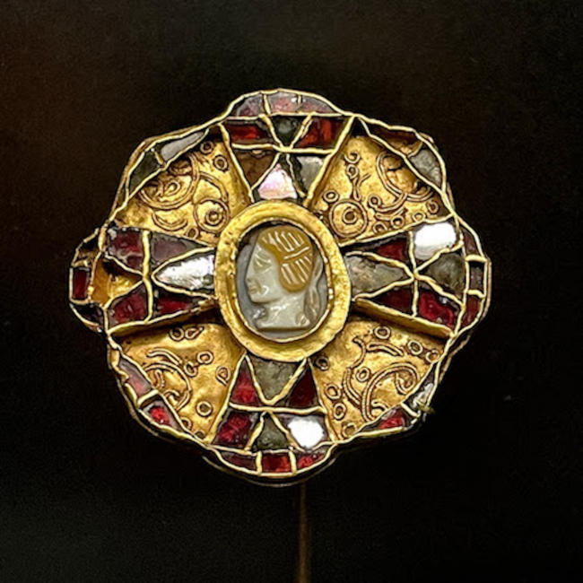 Fibula, gold and garnet cloisonné enamel (7th century) with agate cameo (4th century). Charnay-lès-Chalon (Saône-et-Loire), France. Musée d'archéologie national, Saint-Germain-en-Laye, Paris, inv. 34702