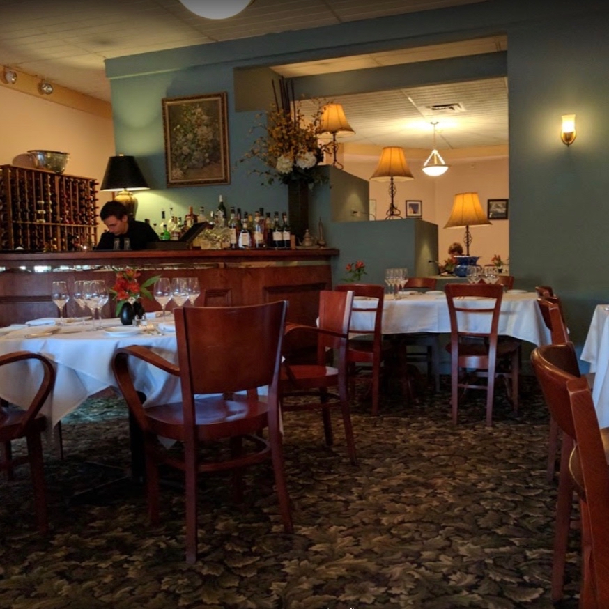 Photo of La Petite Folie's front dining room