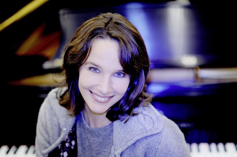 Hélène Grimaud in front of piano