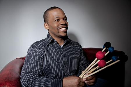 Warren Wolf holding a bundle of mallets