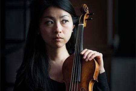 Mayumi Hirasaki holding violin