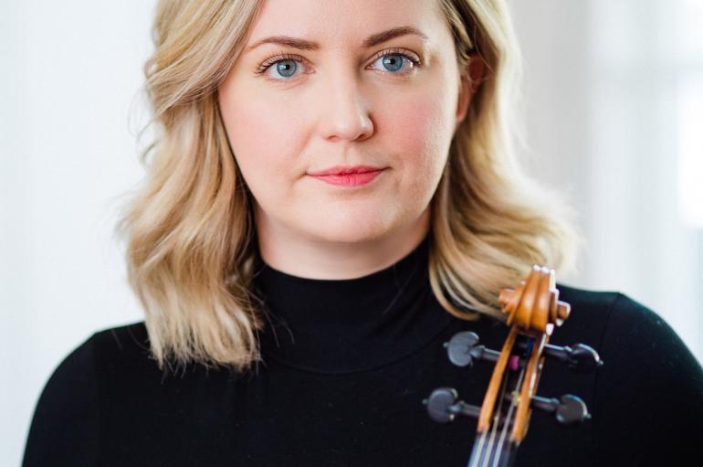 Eleanor Bartsch headshot with violin